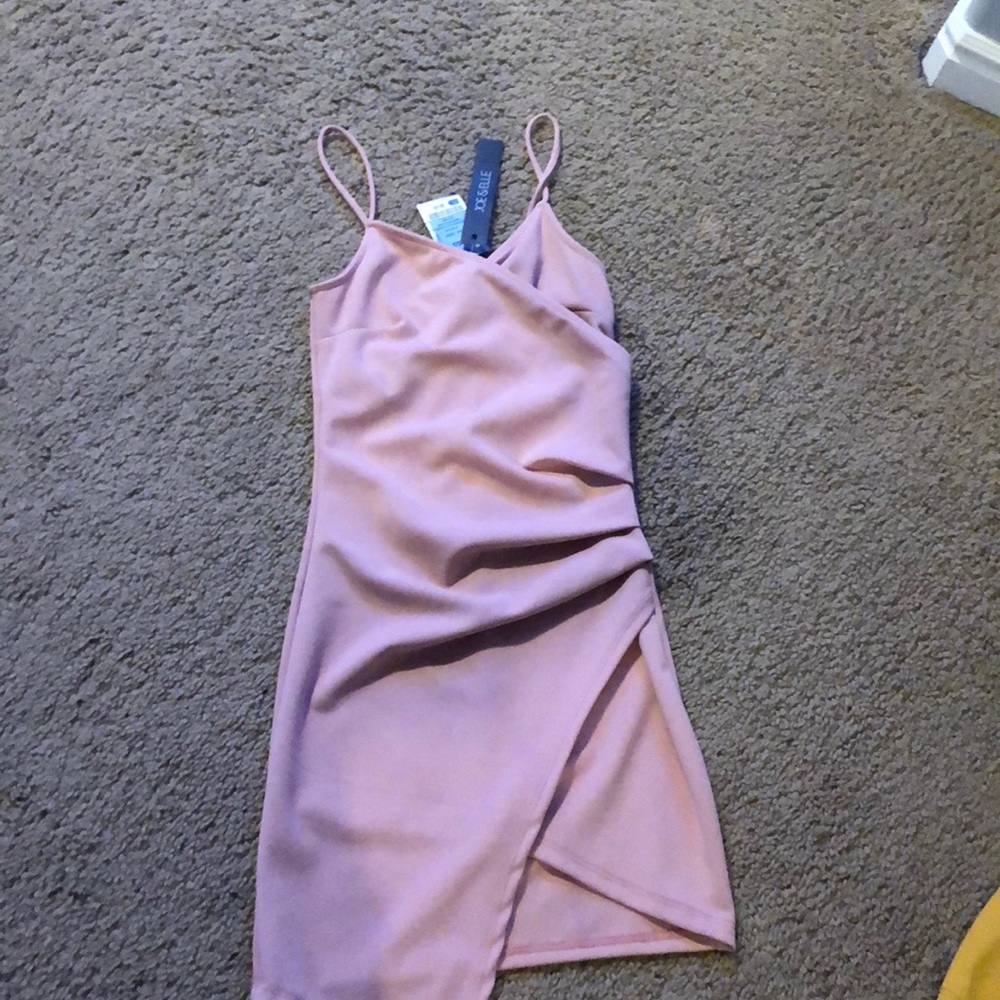 Dresses - Picture 4 of 6